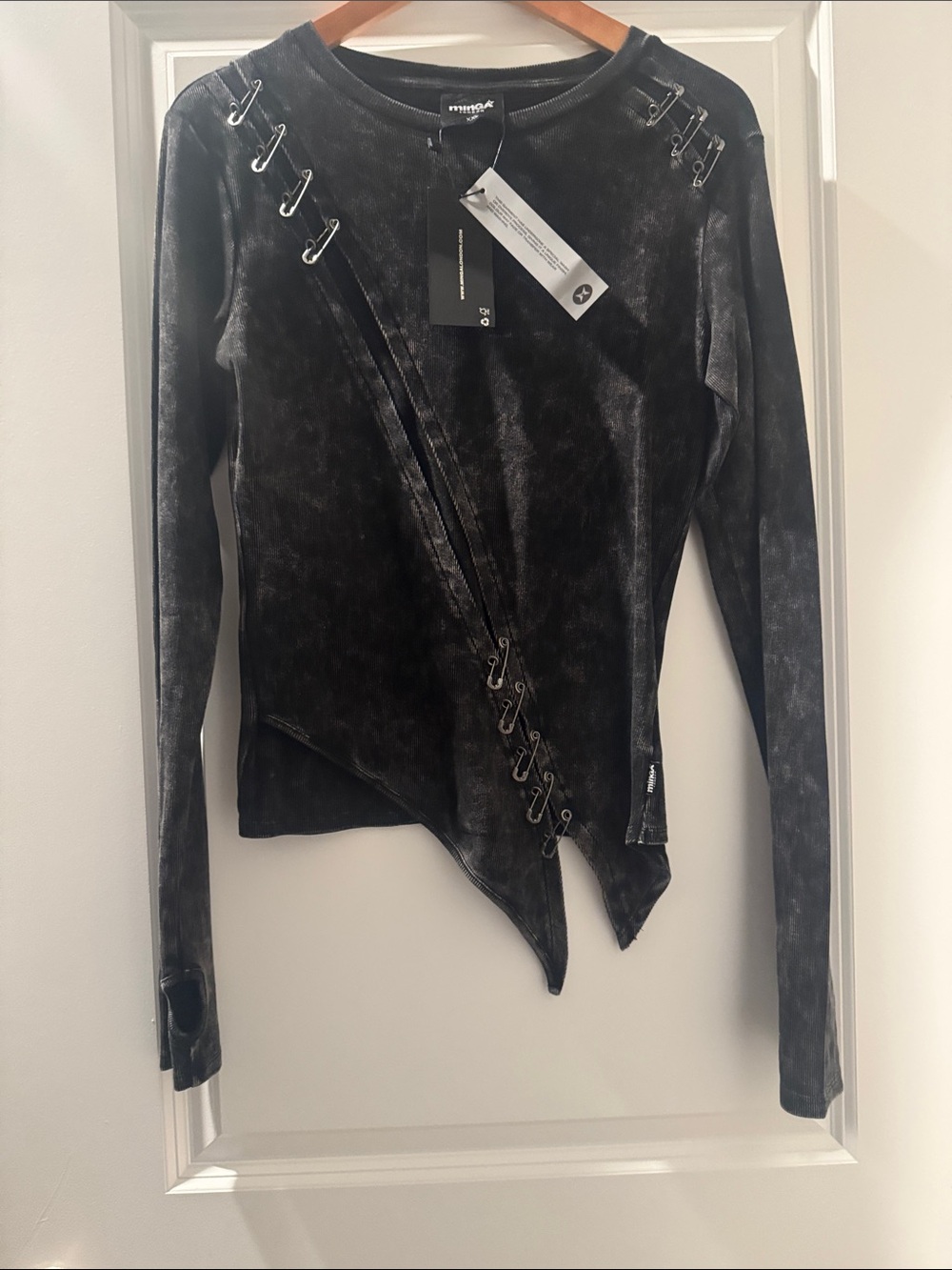 Asymmetrical Black Long-Sleeve Top with Hardware Detailing GOTH punk - Picture 6 of 7